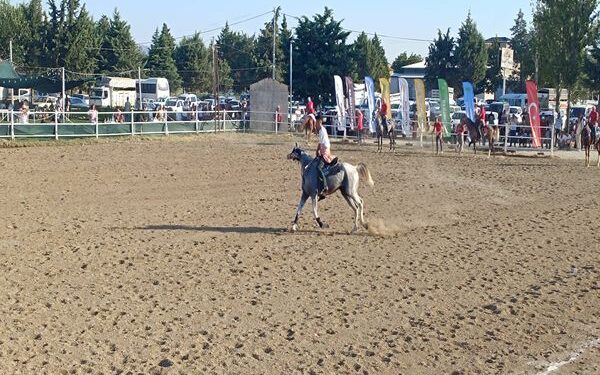 ÇİVRİL’DE 4 GÜNLÜK FESTİVAL COŞKUSU: CİRİT GÖSTERİLERİ DAMGA VURDU