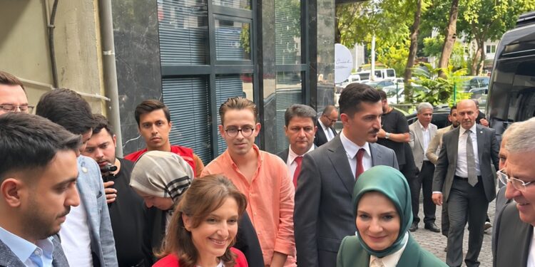 Kızılay’dan Bakan Göktaş’a Anlamlı Hediye: “Hilâl-i Ahmer Çiçeği”