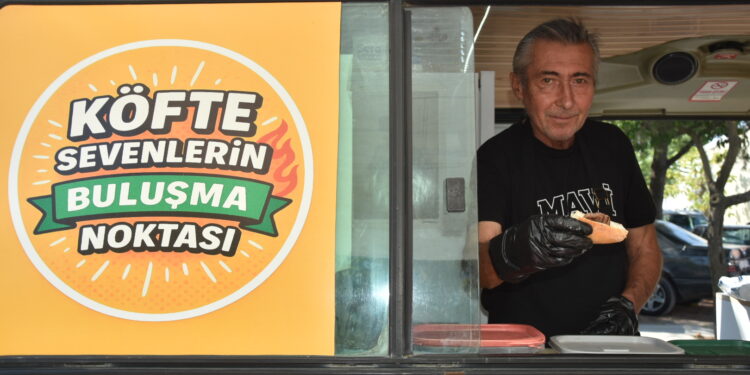 MANİSALILAR KÖFTE DURAĞINA YOĞUN İLGİ GÖSTERİYOR
