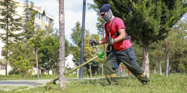 Etimesgut’ta Park Ve Yeşil Alanlarda Yenileme Çalışması