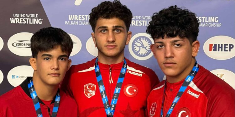 Büyükşehir Belediyesporlu Güreşçilerden 3 Madalya