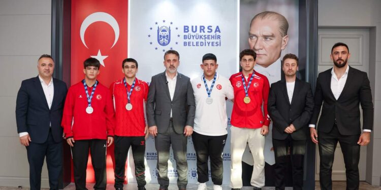 Başkan Vekili Biba, Bursa’nın Gururu Güreşçileri Ağırladı