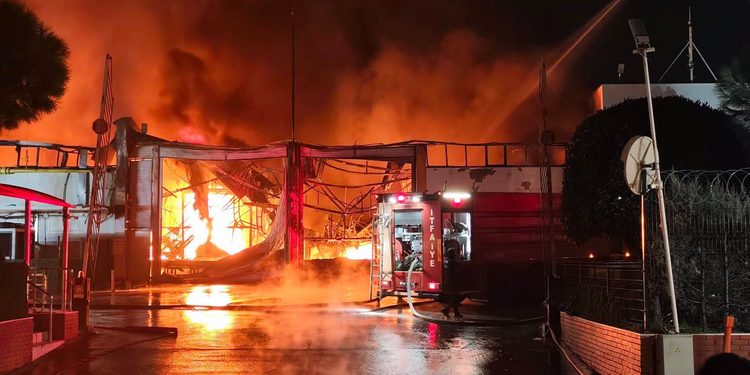 Manisa’da Özel Bir Fabrikada Başlayan Yangın Kontrol Altında