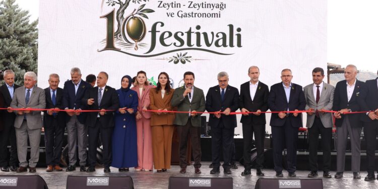 10. ALTINÖZÜ ZEYTİN, ZEYTİNYAĞI VE GASTRONOMİ FESTİVALİ COŞKUYLA BAŞLADI