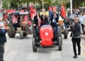 İYİ Parti’den Sarıgöl’de “Üzümüne Sahip Çık” Eylemi: Çiftçiler Traktörlerle Protesto Etti