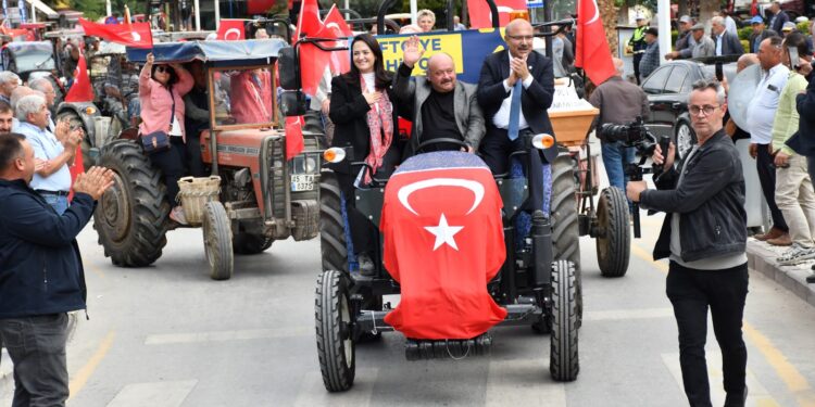 İYİ Parti’den Sarıgöl’de “Üzümüne Sahip Çık” Eylemi: Çiftçiler Traktörlerle Protesto Etti