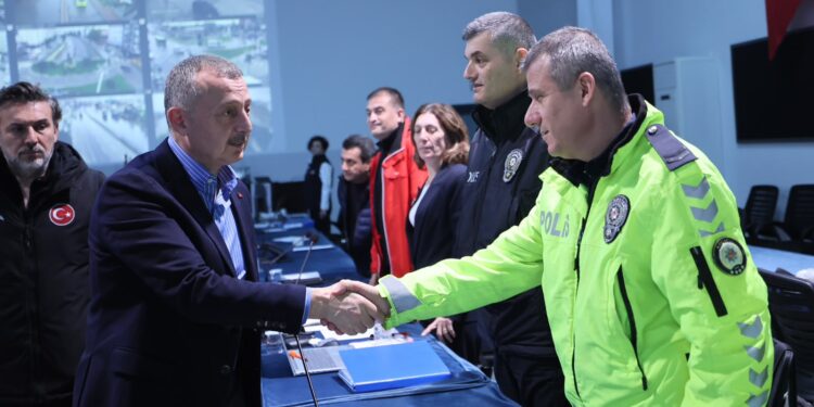 Kocaeli Büyükşehir’den Afetzedelere 20 Bin, Esnafa 40 Bin TL Destek