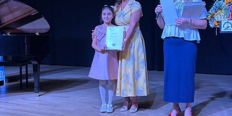 Melisa Erüstündağ Ve Öğretmeni Sevgi Çetin’e Ukrayna Başkonsolosluğu’ndan Teşekkür Belgesi