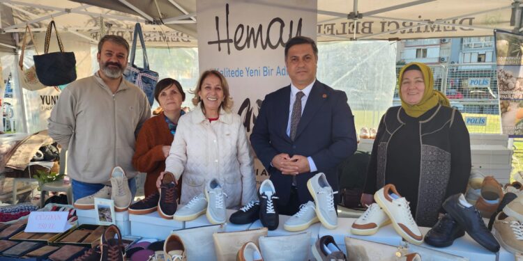 Yunusemre Halk Eğitimi Merkezi Tanıtım Standına Protokolden Ziyaret
