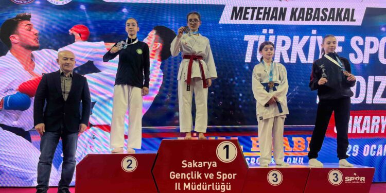 Bursa Yenişehirli Cemre Bayrak’tan Karatede İki Birincilik