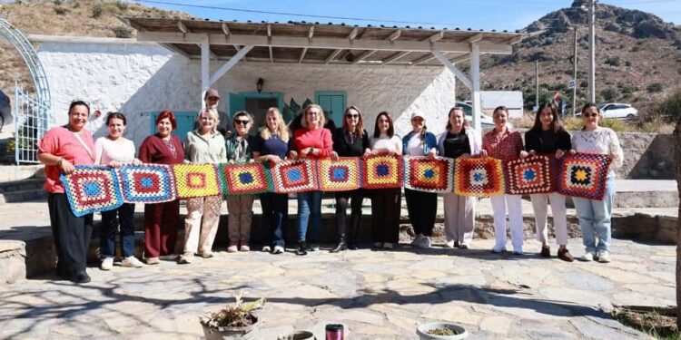 Bodrumlu Kadınlar Sokak İçin Örüyor: 1.400 Motiften 53 Metre Gölgelik