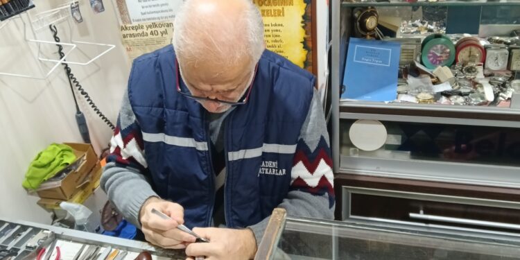 Manisa’da 45 Yıllık Saatçilik Geleneğini Yaşatıyor