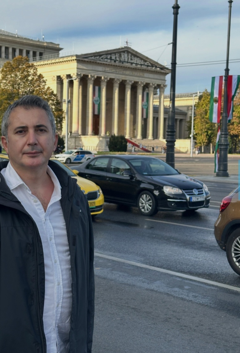 Akhisarlı akademisyen Budapeşte'de anma etkinliğinde